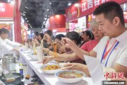 双人合盘“嗦粉”经济火热 中国多地“食力”出圈